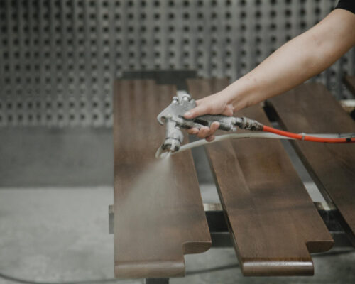 Ce presupune finisarea lemnului în câmp electrostatic?